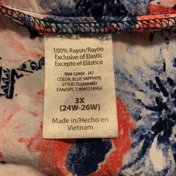 Pretty, lightweight tunic with 3/4 length bell sleeves 💙🌺💙 - Picture 5 of 7